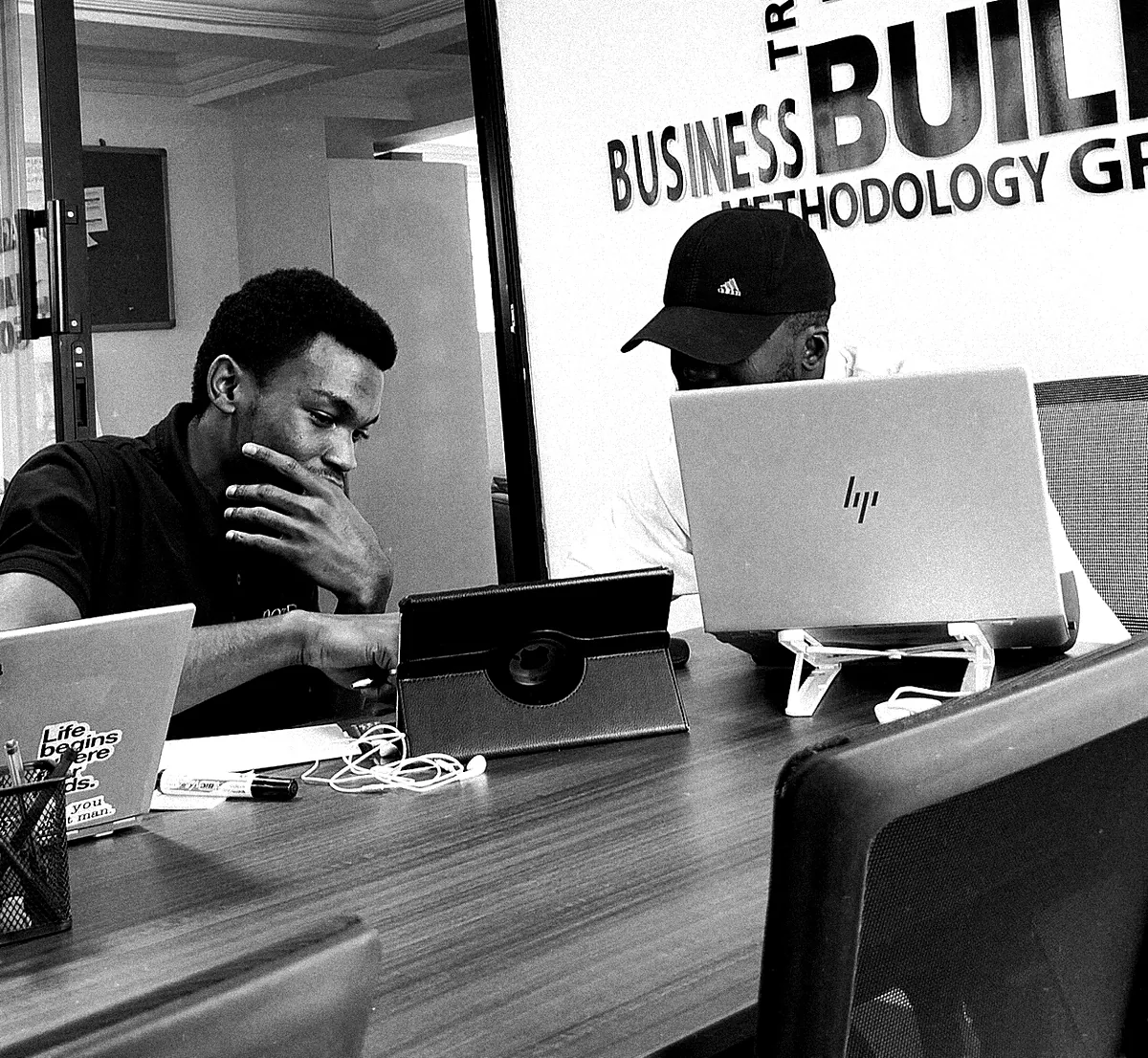 Darryl Wassi concentré devant son ordinateur, au bureau
