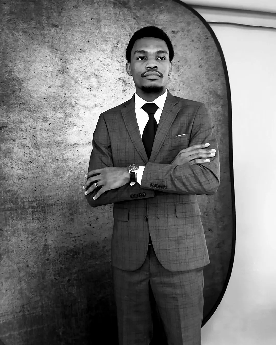 Portrait de Darryl Wassi en costume
